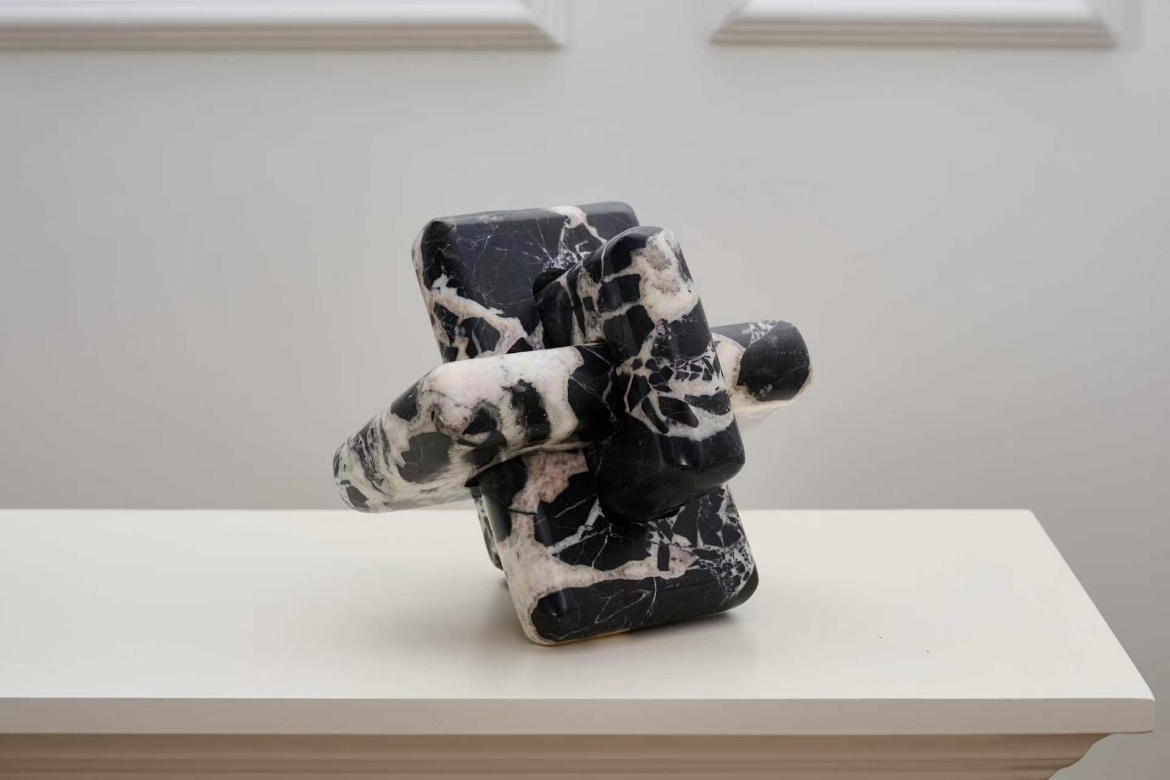 Picture of Barek Centerpiece Black S